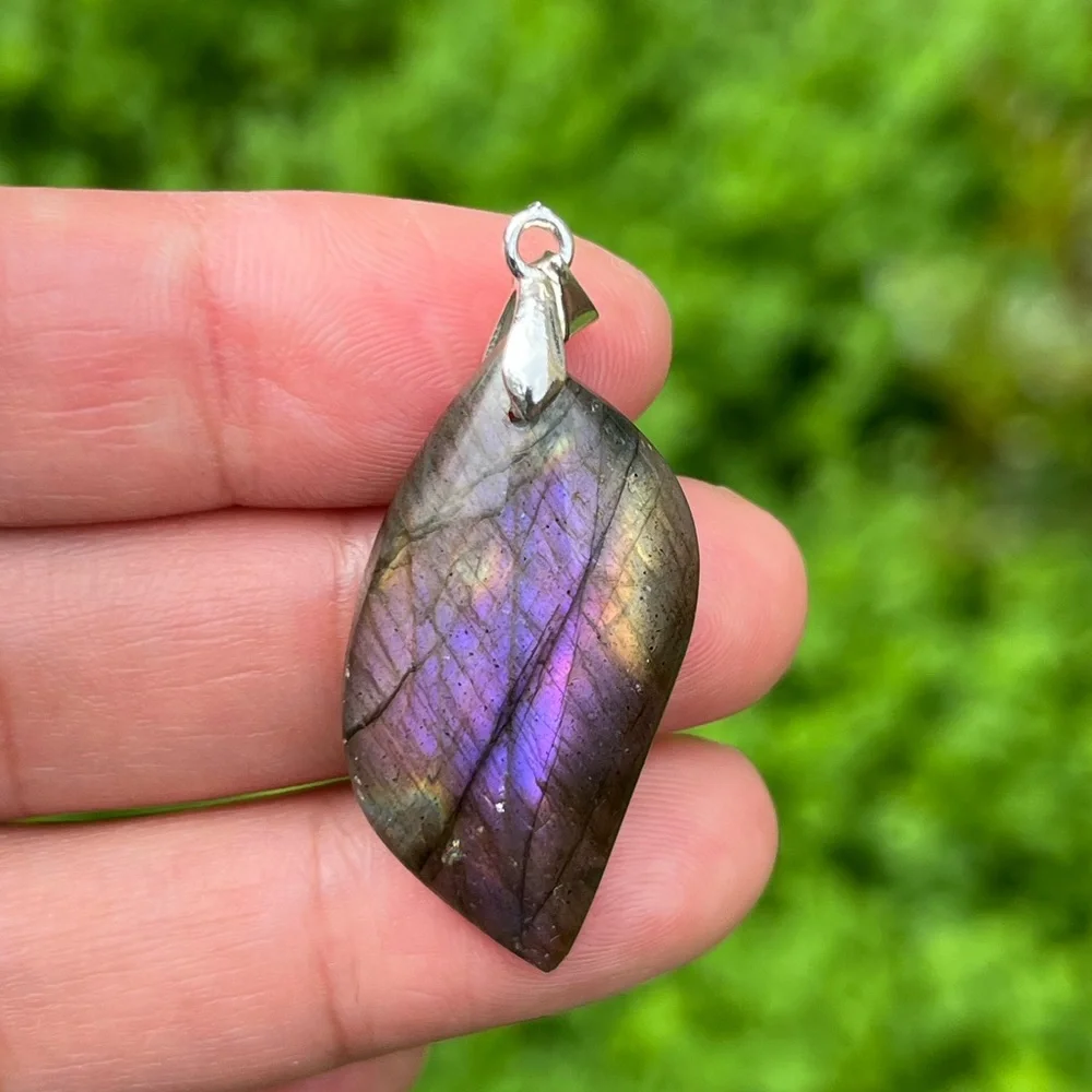 Sterling silver 925 flashy purple labradorite‎ leaf pendant 1689